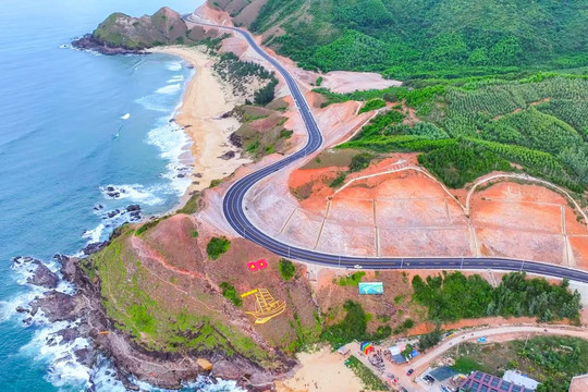 Đào 450.000m3 đất đá, xử lý 5 sườn núi cao để xây dựng cung đường đèo nối núi - biển đẹp bậc nhất miền Trung