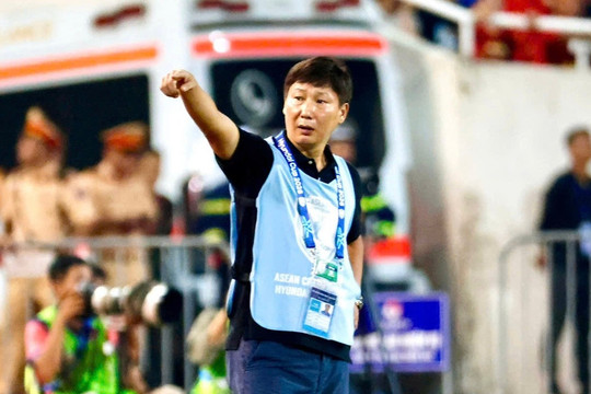 HLV Kim Sang-sik bước chân vào ngôi đền huyền thoại Đông Nam Á