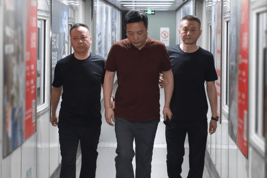 Bắt giữ, dẫn độ nguyên Bí thư Đảng ủy kiêm Chủ tịch Ngân hàng Thương mại Nông thôn sinh năm 1981 của Trung Quốc