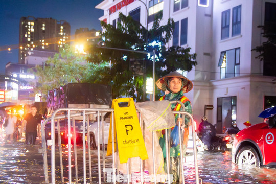 Hà Nội xuất hiện 8 điểm úng ngập sau trận mưa diện rộng tối 27/8