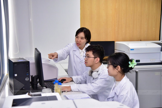 Nữ Phó Giáo sư trẻ nhất Việt Nam quê ‘đất cố đô’, 31 tuổi nhận bằng Tiến sĩ ở Hàn Quốc, nay miệt mài đứng lớp