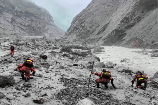 Nepal chật vật cứu hàng trăm người kẹt trong hầm, Trung Quốc khẩn cấp điều chuyên gia hỗ trợ