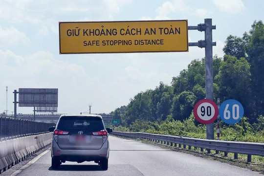 Một tính năng trên ô tô giúp tài xế giữ khoảng cách an toàn khi đi cao tốc