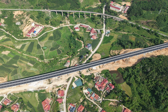 Đào sâu đắp cao 20 triệu m3 đất đá, bù giá hàng trăm tỷ đưa cao tốc 11.000 tỷ kết nối đến cửa khẩu đường bộ lớn nhất miền Bắc về đích