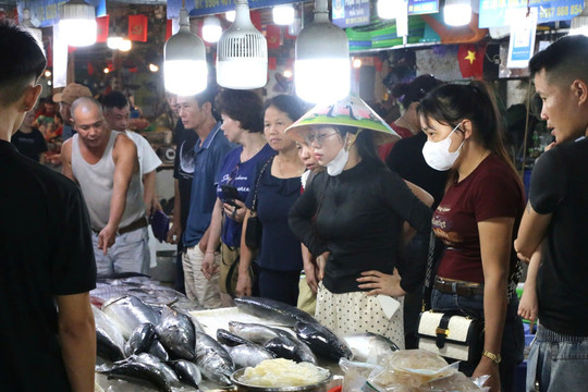 Du khách chen chân đi chợ mua hải sản Quảng Ninh