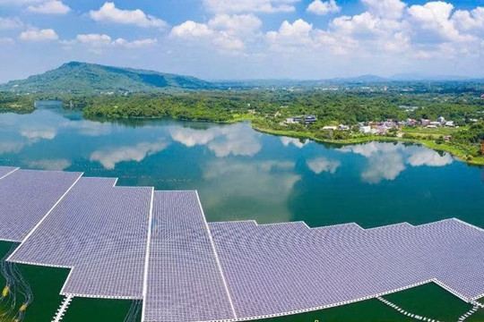 Tỉnh rộng nhất Việt Nam sẽ có nhà máy điện mặt trời nổi gần 7.800 tỷ