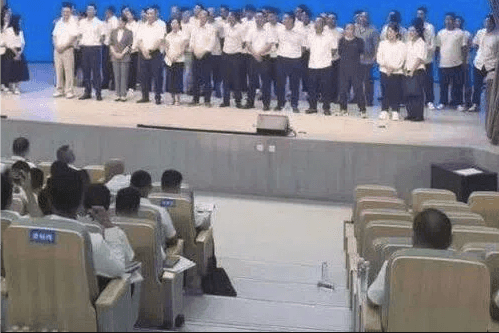 Hơn 40 giáo viên bị yêu cầu chụp ảnh với chữ 'nhục nhã', chính quyền huyện phải xin lỗi