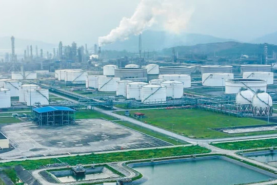 Nâng dự trữ xăng dầu lên 90 ngày: Bài toán không chỉ là xây kho