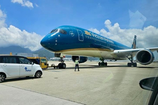 Vietnam Airlines lên tiếng về tình huống buộc phải hạ cánh để cấp cứu sản phụ sinh con ngay trên máy bay