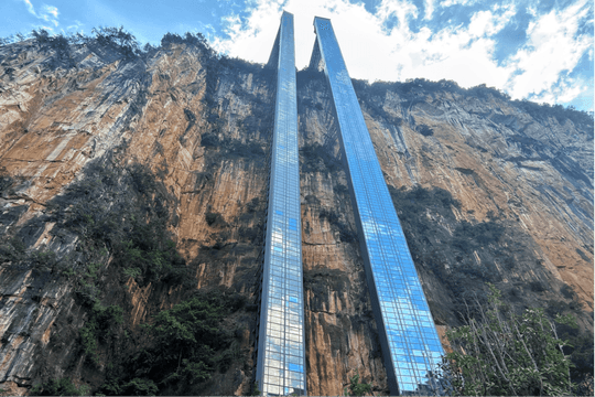 Láng giềng Việt Nam âm thầm xây 2 thang máy bám vách núi cao 300m để đưa học sinh đến trường, rút ngắn đường đi từ 3 giờ xuống 30 phút