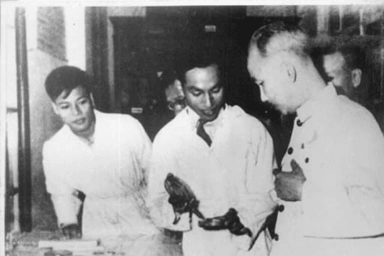 Giáo sư lừng danh của ngành y học Việt Nam hy sinh giữa núi rừng Trường Sơn, 20 năm sau gia đình mới tìm thấy hài cốt
