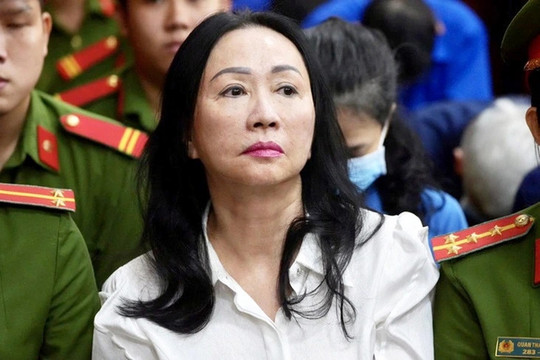 Doanh thu công ty bảo hiểm liên quan đến bà Trương Mỹ Lan ‘tụt dốc không phanh’