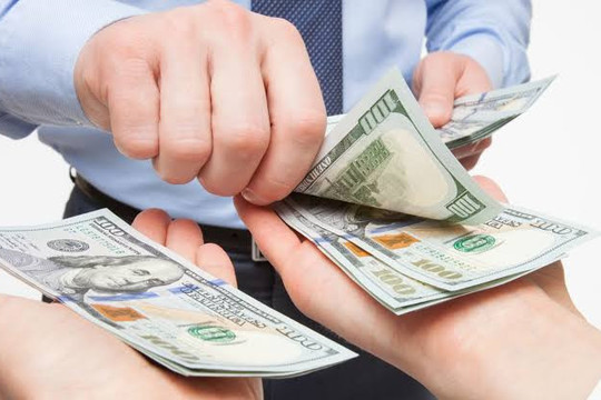 Từ ngày mai, doanh nghiệp chậm trả lương có thể bị phạt 100 triệu đồng cộng thêm tiền lãi cho người lao động