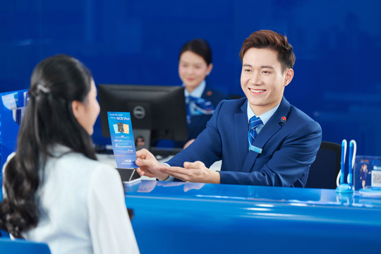 Gửi tiền tại ngân hàng, một người vừa trúng nhà 10 tỷ đồng
