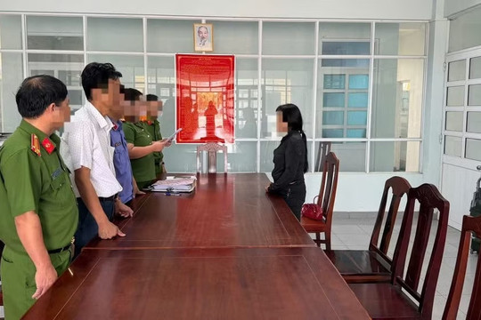 Công an khám xét nhiều phòng bác sĩ tại trung tâm y tế, một người bị khởi tố