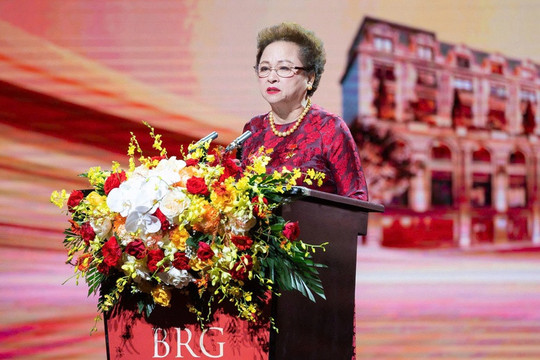 Chân dung Madam Nga - nữ tướng đứng sau BRG và SeABank vừa được Chủ tịch Quốc hội trao danh hiệu Anh hùng Lao động