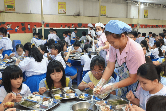 Thủ tướng: Không chọn đơn vị cung cấp bữa ăn bán trú chỉ vì giá thấp