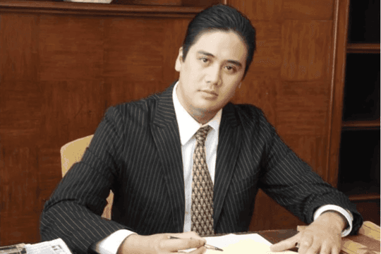 NSND sinh năm 1981 là Phó Giám đốc trẻ nhất lịch sử Học viện Âm nhạc, từng hoá thân thành vua Bảo Đại