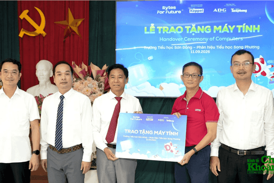 Phòng máy chỉ có 20-27 máy cũ, hơn 2.300 học sinh ở Hà Nội được bổ sung thiết bị mới