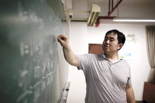 ‘Thần đồng’ Toán học 6 tuổi học xong Tiểu học, ‘vượt mặt’ nhiều anh lớn, hiện ở tuổi 42 đang làm công việc gì sau lần ‘trượt dài’?