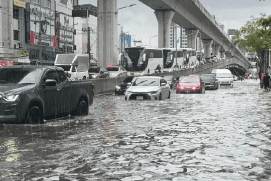 Thủ đô nền kinh tế lớn thứ 2 Đông Nam Á chìm trong biển nước suốt 48 giờ, ban bố tình trạng thảm họa