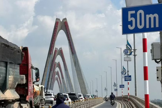 Tiến hành tháo dỡ loạt biển khoảng cách trên cầu Nhật Tân ngay trong ngày đầu thí điểm