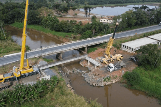 Phát hiện những đoàn xe chở dầm cầu nặng 55 tấn, dài 28m di chuyển trên quốc lộ để thực hiện nhiệm vụ đặc biệt