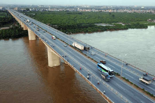 Cây cầu bắc qua sông Hồng lớn nhất Hà Nội bắt đầu được sửa chữa