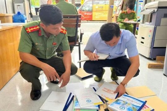 Quán photocopy in sách giáo khoa, giáo trình của 3 nhà xuất bản bán lấy tiền