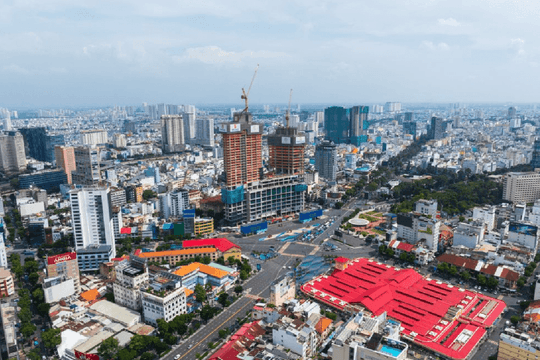 Sau 13 năm khởi công, tòa tháp đôi chọc trời 235m từng liên quan bà Trương Mỹ Lan tăng tốc hoàn thành