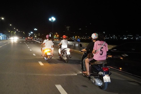 Thời gian bật đèn của ô tô, xe máy theo quy định mới: Xe đạp sẽ áp dụng thế nào?