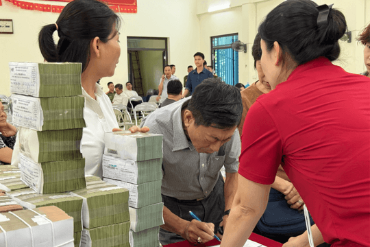 Người dân xếp hàng để nhận tiền bồi thường tại dự án 6 tỷ USD do Vingroup đầu tư