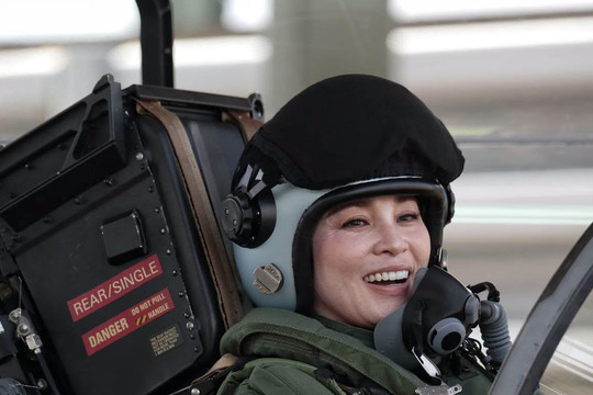 Khoảnh khắc Nhà vua Thái Lan dõi theo Hoàng hậu lái tiêm kích Gripen
