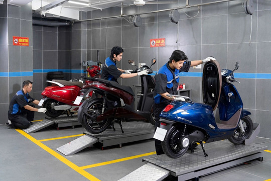 Quảng cáo có mạng lưới dịch vụ gần 800 cơ sở, tổng đài hỗ trợ 24/7, chủ xe máy điện VinFast Feliz mang tới xưởng, lần đầu nói thật về cách phục vụ của kỹ thuật viên