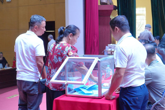 Một người dân vừa bốc thăm được căn hộ tái định cư 123m2 sau khi nhường đất làm đường, cả hội trường vỗ tay chúc mừng