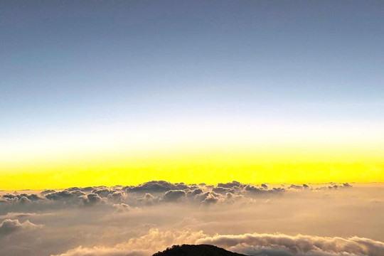 Việt Nam có đỉnh núi cao 2.860m, mùa đông băng tuyết phủ trắng tựa trời Âu, là điểm săn mây hấp dẫn dân mê trekking