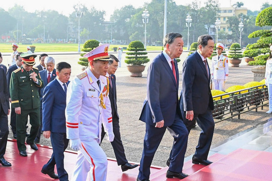 Lãnh đạo Đảng, Nhà nước và đại biểu Quốc hội viếng Chủ tịch Hồ Chí Minh trước Kỳ họp thứ 2