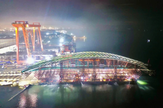 Chỉ vài giờ nữa, vòm thép khổng lồ 3.400 tấn sẽ vượt 124km đường thủy tiến về TP.HCM, chuẩn bị hợp long cây cầu 1.000 tỷ đồng