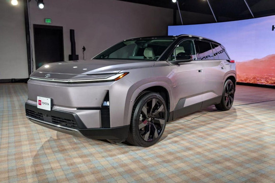 Bỏ động cơ xăng, Toyota Highlander 2027 lột xác thành xe thuần điện với thông điệp ‘Mẫu BEV đầu tiên dành cho gia đình’