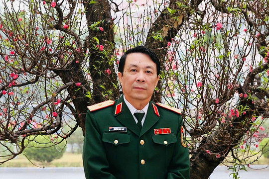 Nhạc sĩ là Thiếu tướng Quân đội, giữ chức Phó Cục trưởng Cục Tuyên huấn