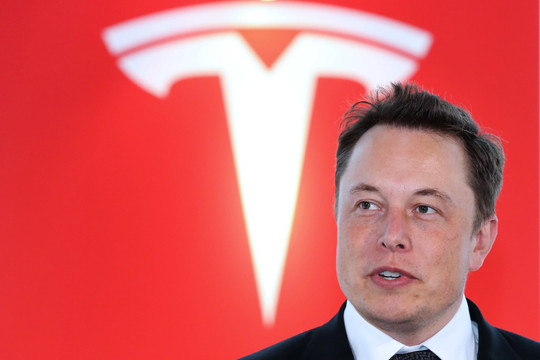 Tesla báo lãi vượt kỳ vọng, cổ phiếu vẫn mất giá