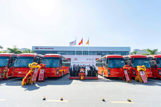 Lần đầu tiên 100 xe bus giường nằm điện chạy liên tỉnh xuất hiện: Mẫu xe thuần Việt của Kim Long Motor có gì đặc biệt?