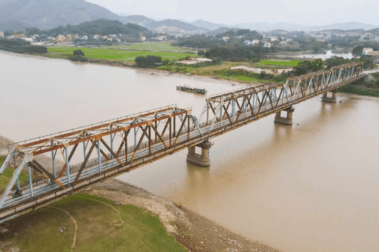 Cây cầu thay thế cây cầu duy nhất ở Việt Nam có đường sắt chung đường bộ sắp đi vào hoạt động