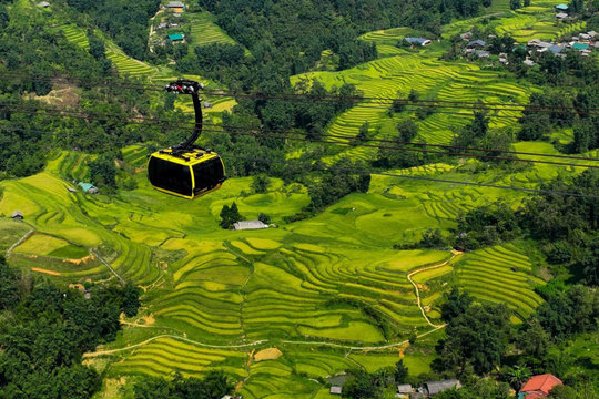 Việt Nam huy động hàng trăm kỹ sư, công nhân 'cõng' 35.000 tấn vật liệu băng rừng, vượt núi, xây công trình 4.400 tỷ đồng trên đỉnh Fansipan, xác lập 2 kỷ lục thế giới