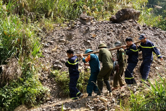 Huy động 106 cán bộ, chiến sĩ đánh sập 6 cửa hầm lò, cửa thông gió tại khu vực mỏ vàng Sa Phìn
