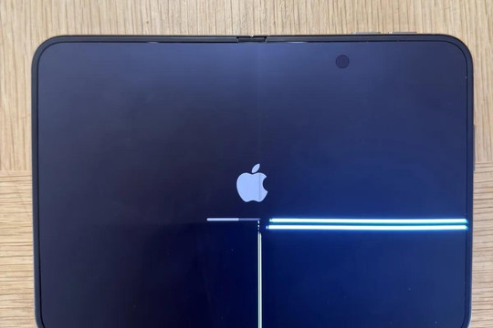 iPhone gập đầu tiên của Apple nứt màn hình sau vài giờ sử dụng