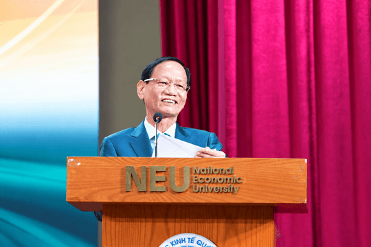 Chủ tịch ABBank Vũ Văn Tiền nói với sinh viên NEU: 'Thiếu tiền học cứ đến ngân hàng vay, sau này trả'