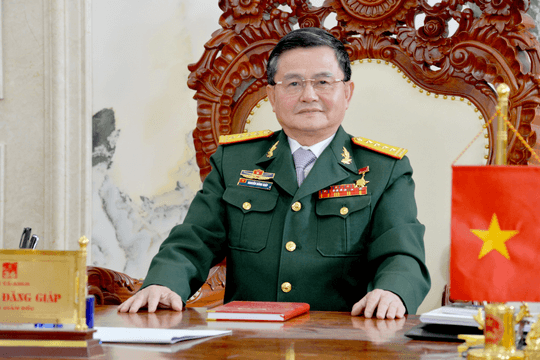 Vị chủ tịch SN 1954 mang quân hàm Đại tá, từng được phong Anh hùng Lao động, các em trai đều là bộ đội, lãnh đạo doanh nghiệp