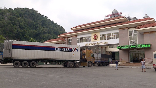 Lạng Sơn tăng cường "giải phóng" xe chở hoa quả tươi trước Tết 2022