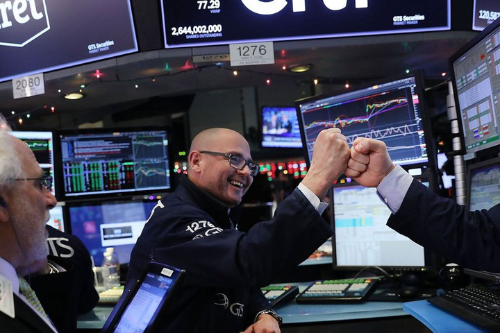 Chứng khoán Mỹ kết tuần trong sắc xanh, Dow Jones tăng mạnh